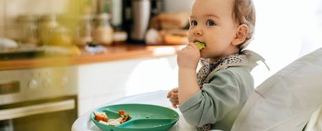 Baby isst Lebensmittel.