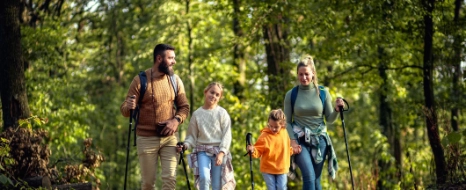 Eine Familie genießt ihren Wanderurlaub dank guter Vorbereitung mit einer Packliste.