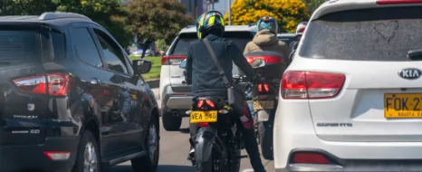Motorradfahrer warten im Stau und fragen sich, ob sie mit dem Motorrad überholen dürfen.