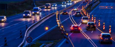 Reißverschlussverfahren aufgrund von Baustelle auf der Autobahn.