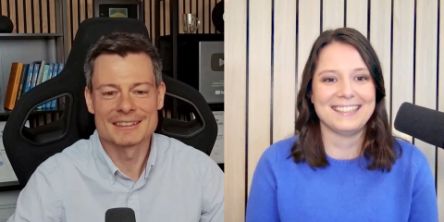 Bastian Kunkel, CEO und Gründer von „Versicherungen mit Kopf“ zu Gast im R+V Videopodcast „Stimmt’s? Versicherungsmythen aufgedeckt!“. Mit Marietheres Wichmann von der R+V.