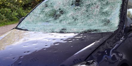 Hagelschaden an einem Auto. Große Hagelkörner haben ein Auto völlig zerstört