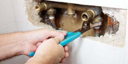 Wasser, das aus defekten Rohren in Wohnungswände, Decken oder Böden dringt.