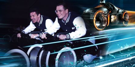 Zwei junge Männer fahren in einer Achterbahn