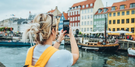 Touristin macht mit dem Smartphone ein Foto