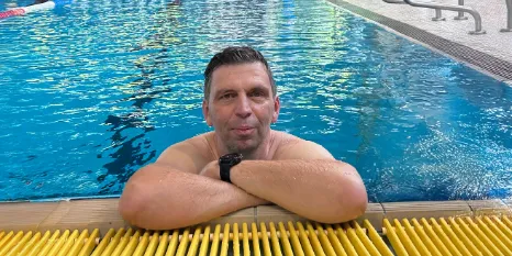Christian Arndt, Schwimmtrainer im Wasserbecken