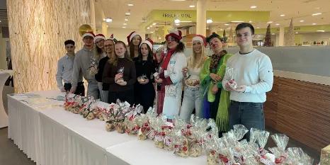 Auszubildende fördern die Spendenaktion mit selbst gebackenen Plätzchen – unterstützt durch die Clowndoktoren Babette aus der Bredullje und Nadu Nadann in der R+V.