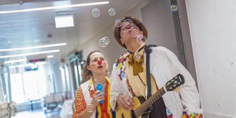 Wiesbadener Clown Doktoren im Einsatz – eines der Projekte, das die R+V mit ihrer  Weihnachtsspende 2025 unterstützte, Foto: Clown Doktoren