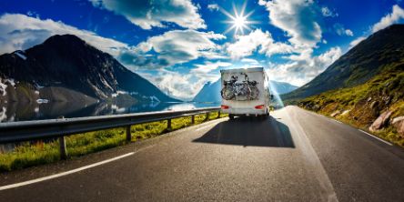 Ein Wohnmobil fährt auf einer Bergstrasse