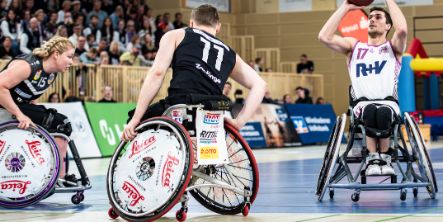 Rollstuhlteam der Rhine River Rhinos auf dem Spielfeld