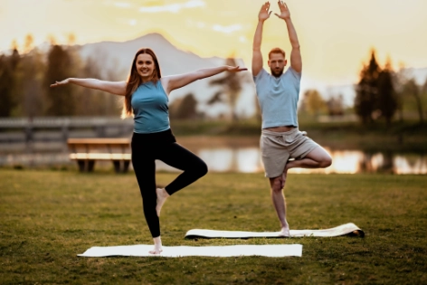 Ein Paar praktiziert Yoga im Freien.