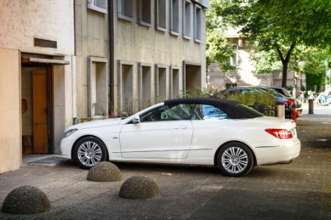 schadenfreiheitsrabatt-schadenklasse-auto-vor-garage.jpg