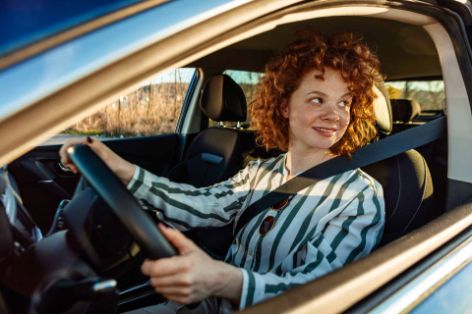 Junge Frau im Auto