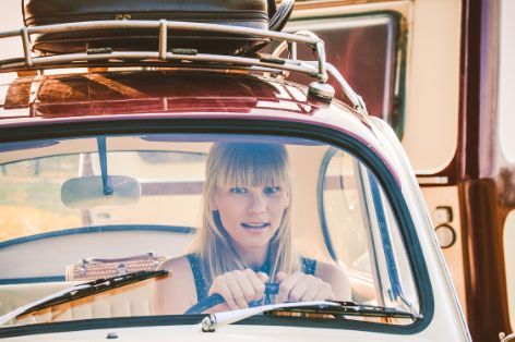 wohnmobil-frau-oldtimer-mit-anhaenger.jpg