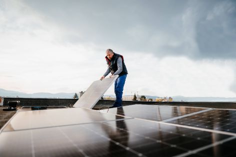 Besitzer einer Photovoltaikanlage überprüft seine Solarpanele.