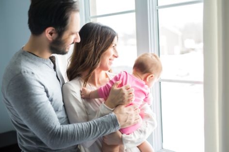 fenster-einbruchsicher-machen-familie-am-fenster.jpg