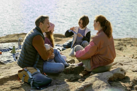 Eine Familie erklärt ihren Kindern die Vorteile einer Altersvorsorge.