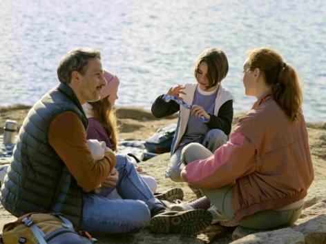 Eine Familie erklärt ihren Kindern die Vorteile einer Altersvorsorge.