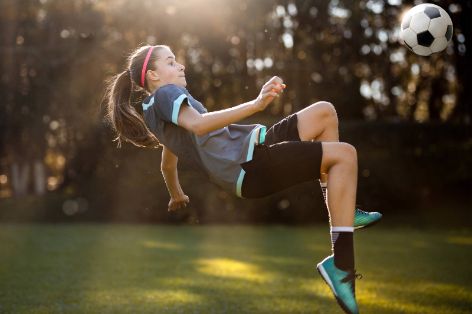 Mädchen mit Fußball