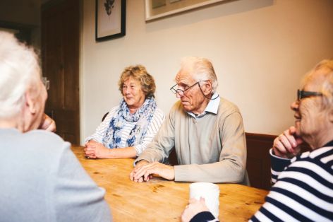 checkliste-pflege-pflegeheim-aeltere-leute.jpg