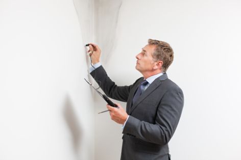 wasserschaden-gutachter-prueft-wand.jpg