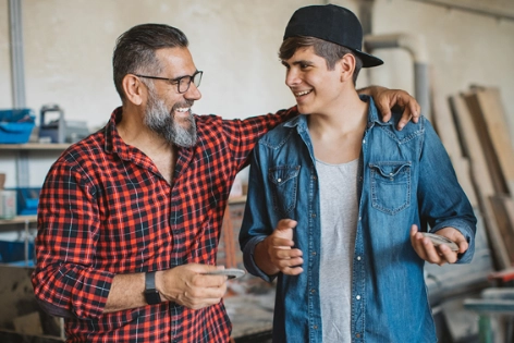 Vater und Sohn lachen zusammen.