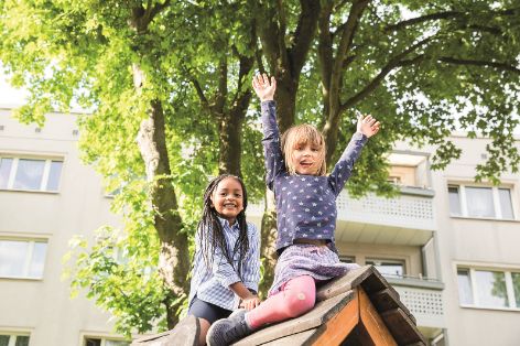 Kinder spielen auf dem Dach.