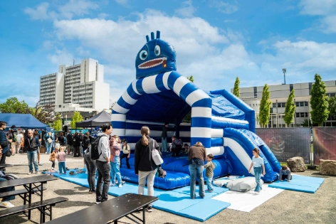 Eine Hüpfburg auf dem Sorgenfresser Familienfest in Wiesbaden.