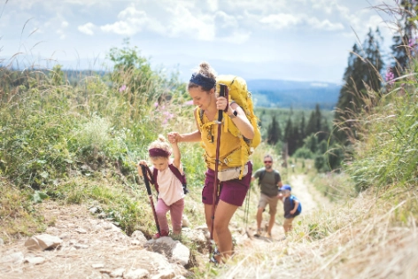 Eine Familie macht im Sommer einen Wanderurlaub. 
