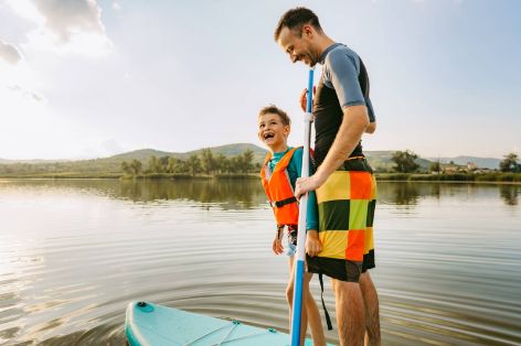 Vater und Sohn beim SUP