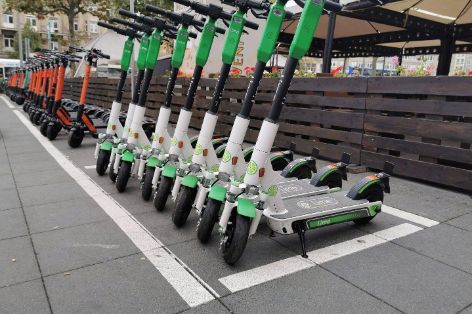 Aufgereihte E-Scooter aufgereihte e scooter
