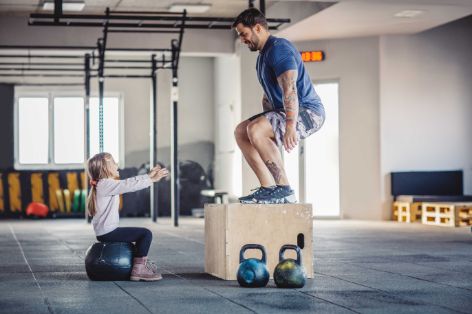 Vater und Tochter machen Cross Fit.