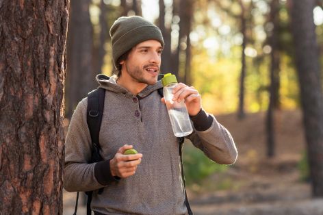 fasten-junger-mann-natur-iStock-1270413769