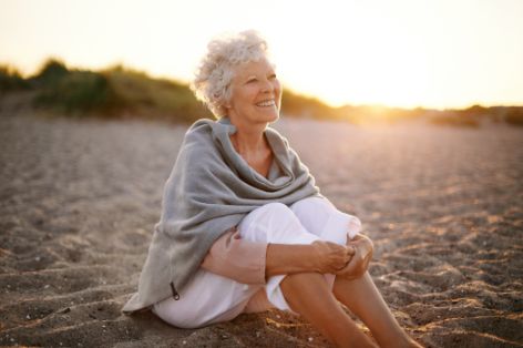 rentenbesteuerung-alte-frau-strand.jpg