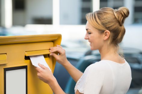 wohung-kuendigen-briefkasten-junge-frau.jpg