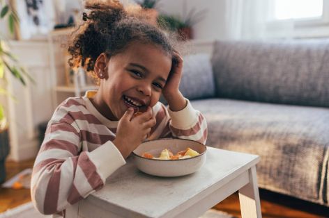 ADHS bei Kindern Mädchen isst Obst