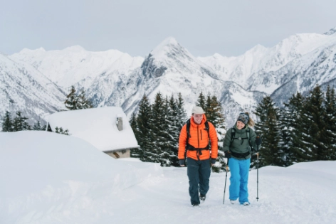 Ein junges Paar macht im Winter einen Wanderurlaub.  