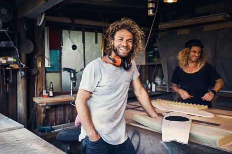 Mann arbeitet in der Werkstatt