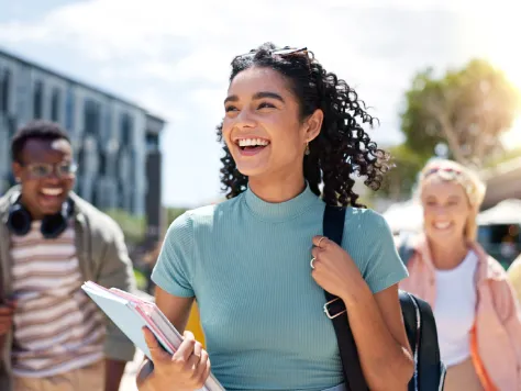 Vier junge Azubis sind durch eine Ausbildungsversicherung abgesichert. 