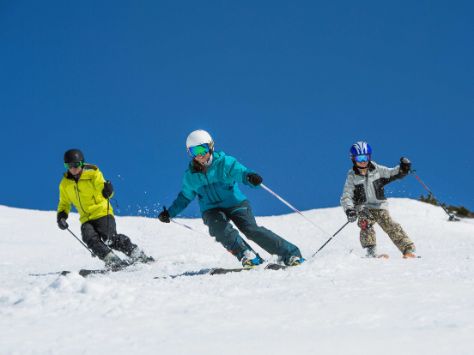 Eine Familie fährt Ski