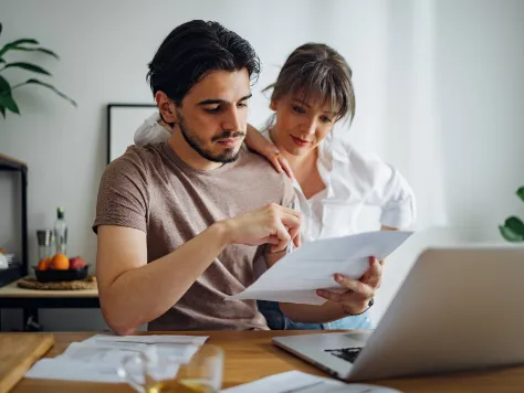 Ein Paar mit gemeinsamem Sorgerecht für ihr Kind erstellt eine Sorgerechtsverfügung, die beim Tod der Eltern greift.