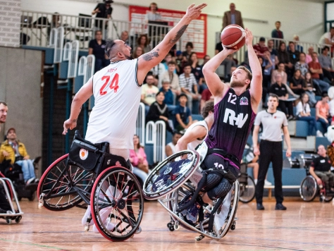 Ein Spieler der Rhine River Rhinos im Zweikampf mit einem Spieler einer gegnerischen Mannschaft.