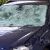 Hagelschaden an einem Auto. Große Hagelkörner haben ein Auto völlig zerstört
