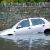 Ein Auto steht im Hoschwasser