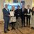 Preisverleihung Thomas Michel (Laudator), Julia Merkel (Vorständin Personal und Konzerndienstleistungen R+V Versicherung), Harald Kuntze (Vorsitzender des Joseph Baum- und Dr. Georg Goldstein Preis e.V.), Gert-Uwe Mende (Oberbürgermeister der Stadt Wiesbaden) Armen Nasarjan und Marietta Henke (beide Vorstandsstab Personal und Konzerndienstleistungen R+V Versicherung).