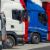 Mehrere LKW stehen auf einem Parkplatz