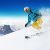 Mann fährt Ski auf Skipiste.