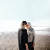 Junge und alte Frau am Strand
