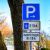 Das Parkschild zeigt an, wie man werktags parken darf.