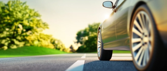 Auto fährt auf der Straße.